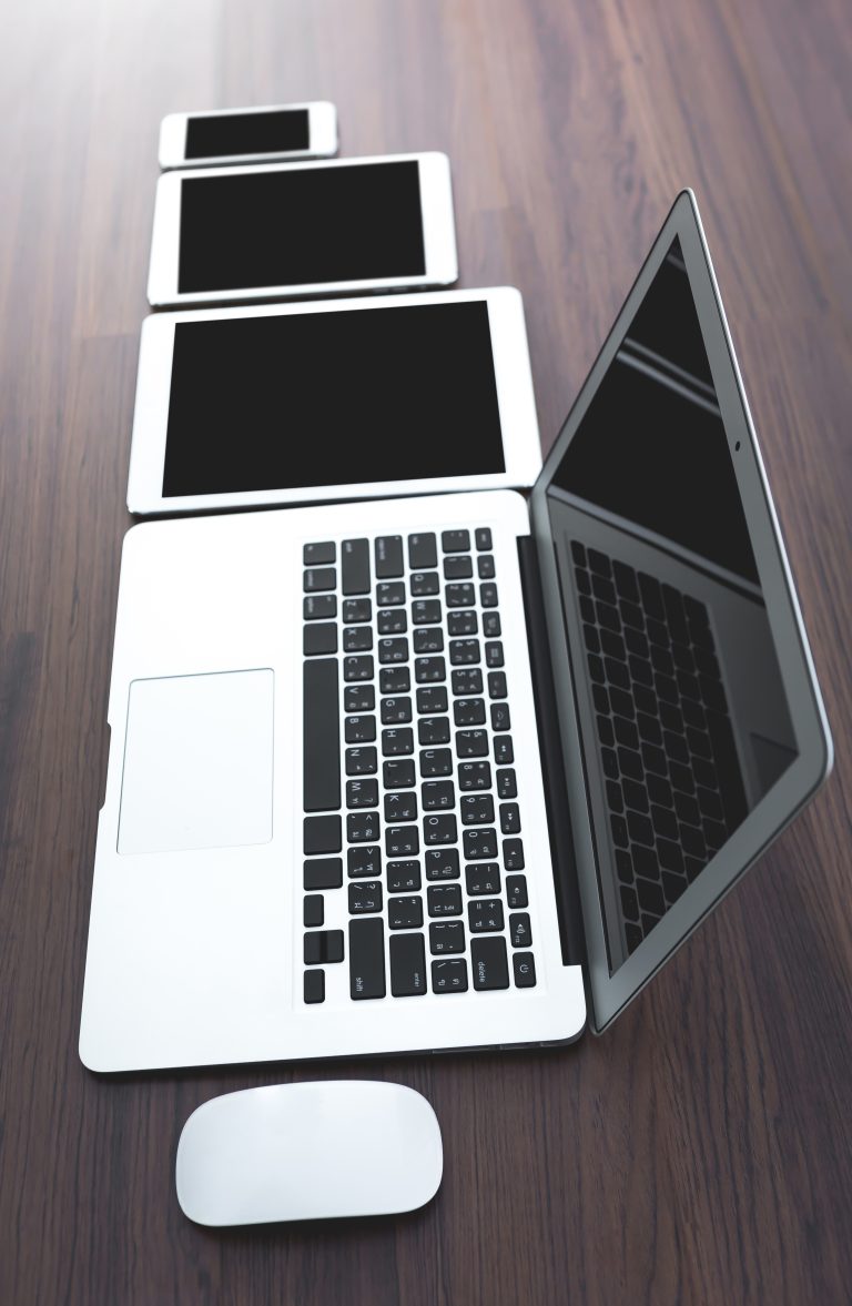 Cette image montre que la formation prête un ordinateur portable, un casque audio, un clavier, une souris et une tablette pour lutter contre la précarité numérique.